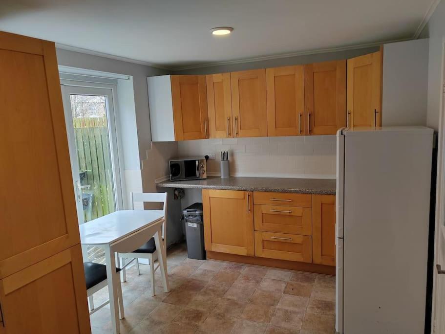 Apartamento Cosy Brighouse 3 Bed House-Great For Contractors Exterior foto